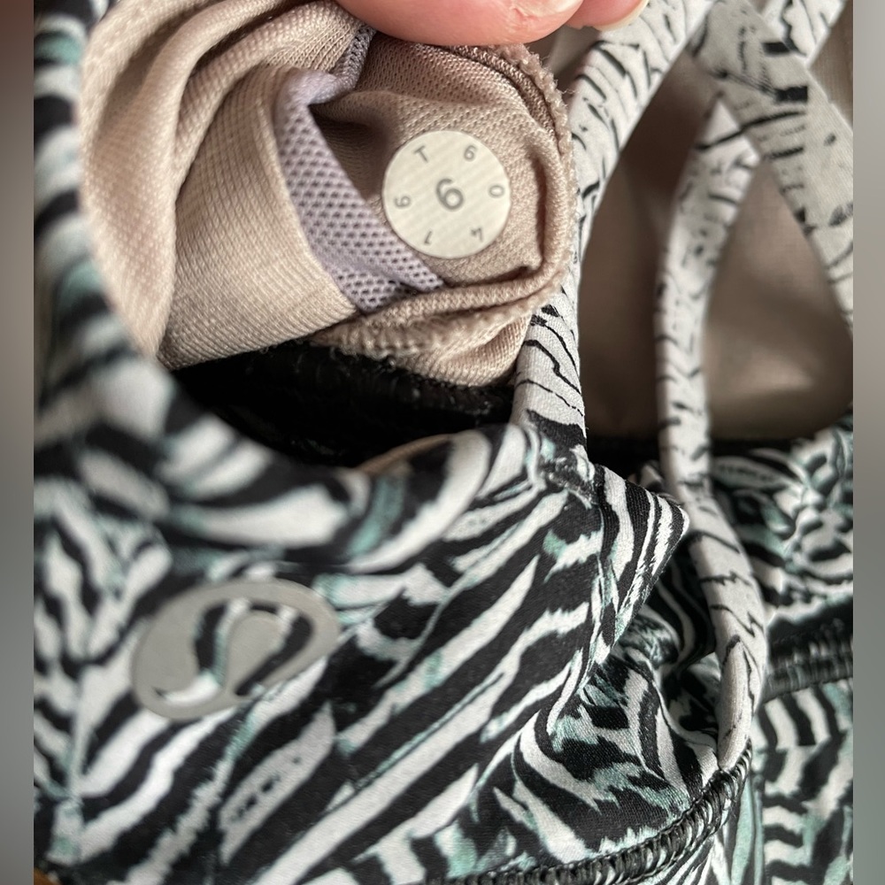 Lululemon • Energy Sports Bra • Size 6 - Picture 6 of 7